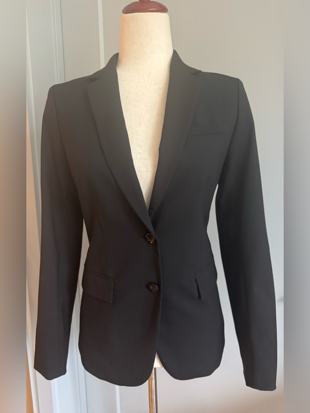 Banana Republic Long and Lean Tailored Lightweight Wool Blazer - Picture 3 of 10